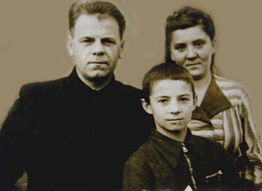 Анатолий Кашпировский в детстве с родителями