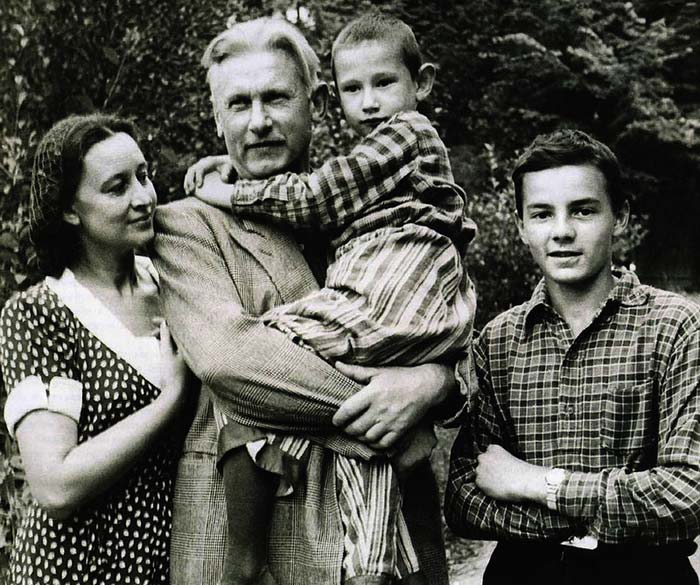 Ангелина Степанова и Александр Фадеев с сыновьями