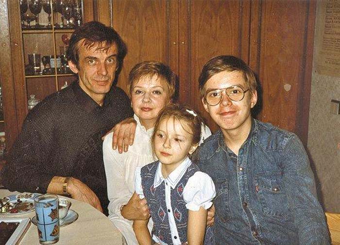 Анна Тараторкина в детстве с родителями и братом