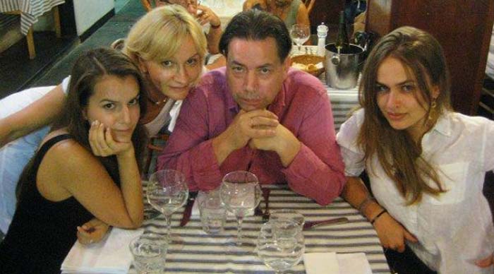 Анна Якунина с мужем и дочерьми