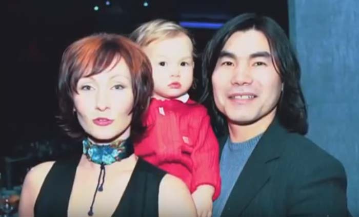 Батырхан Шукенов и Екатерина Шелякова с сыном Максутом 2
