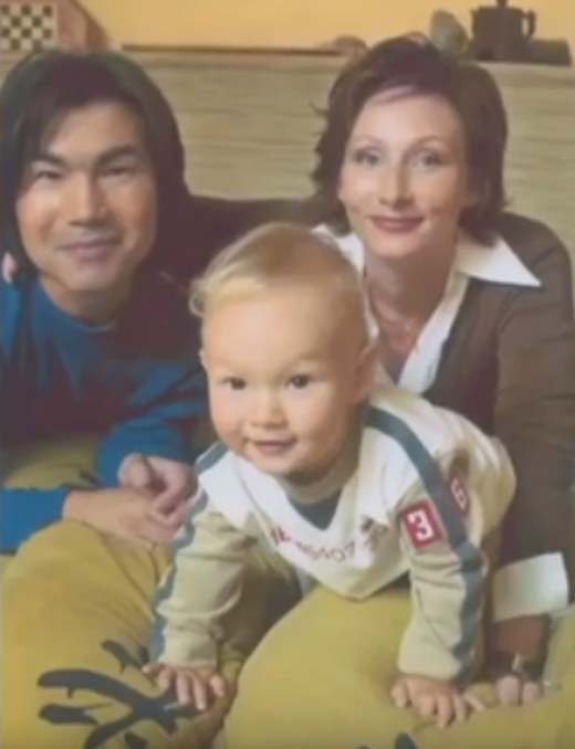 Батырхан Шукенов и Екатерина Шелякова с сыном Максутом 3