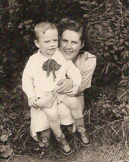 Дмитрий Крылов в детстве с мамой