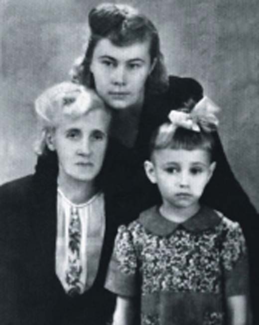 Лариса Лужина в детстве с мамой и бабушкой