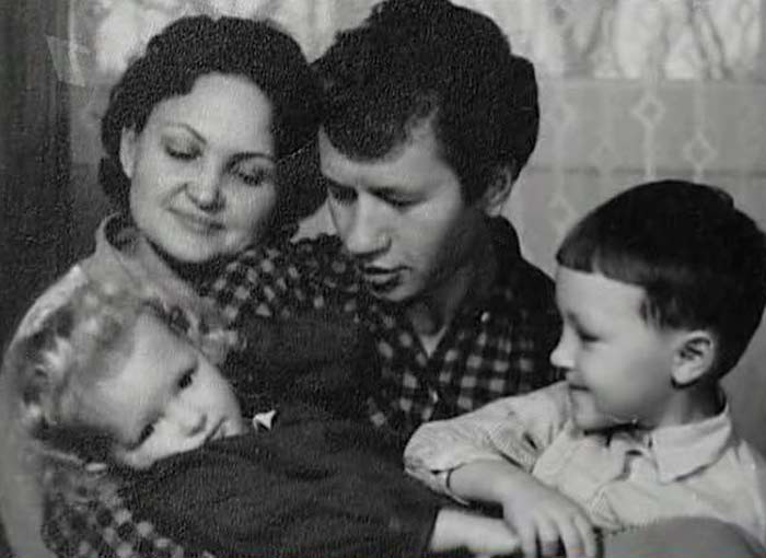 Леонид Быков с женой и детьми