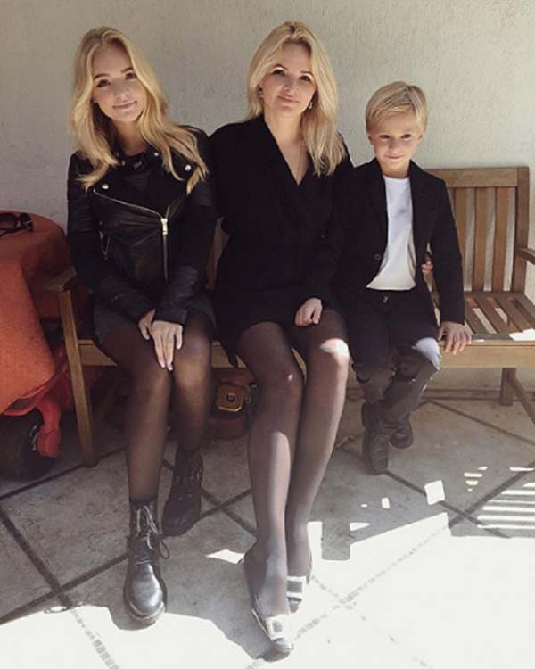 Лиза Пескова с мамой и братом Дени