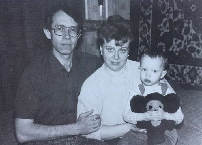 Маргарита Симонова в детстве с родителями