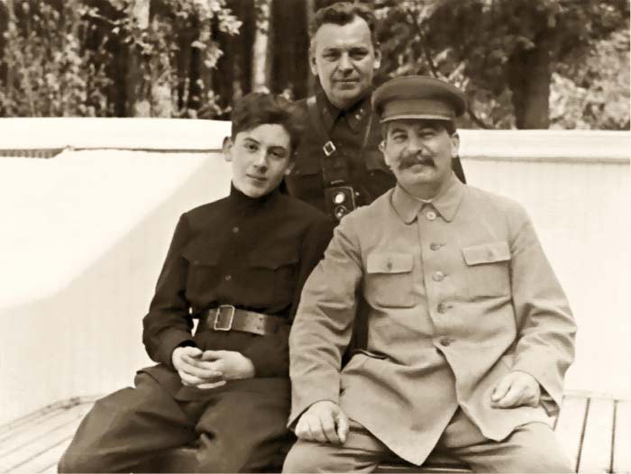 Николай Власик со Сталиным и его сыном Василием