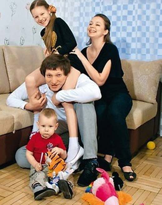 Олег Андреев с женой и детьми