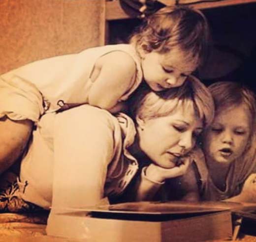 Олеся Власова с дочерьми