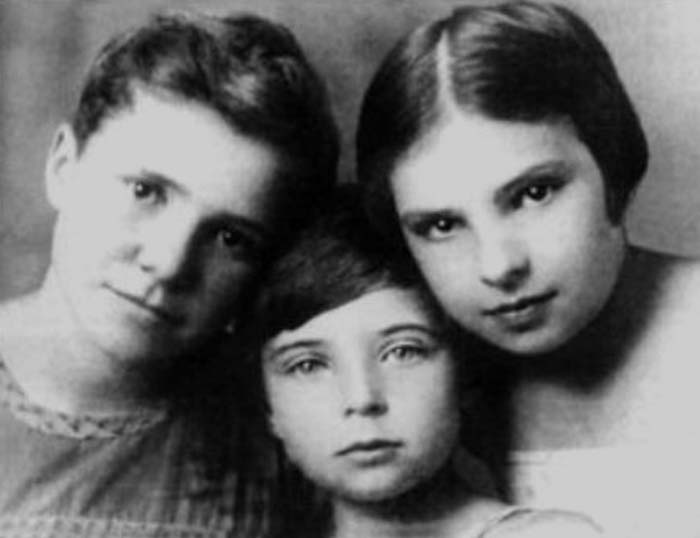 Ольга Аросева в детстве с сестрами