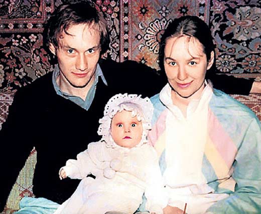 Полина Сидихина в детстве с родителями