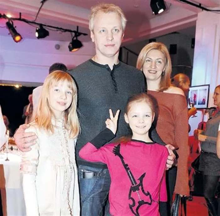 Сергей Юшкевич с женой и дочерьми