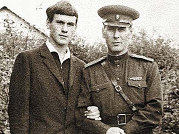 Валерий Афанасьев в юности с отцом