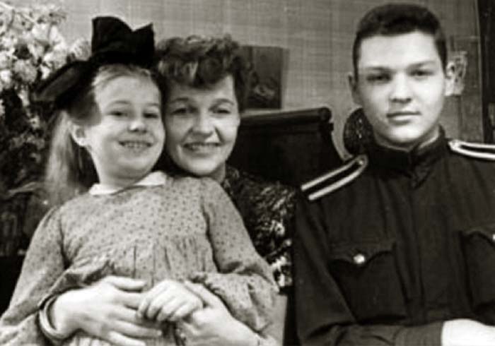 Вера Марецкая с дочерью и сыном