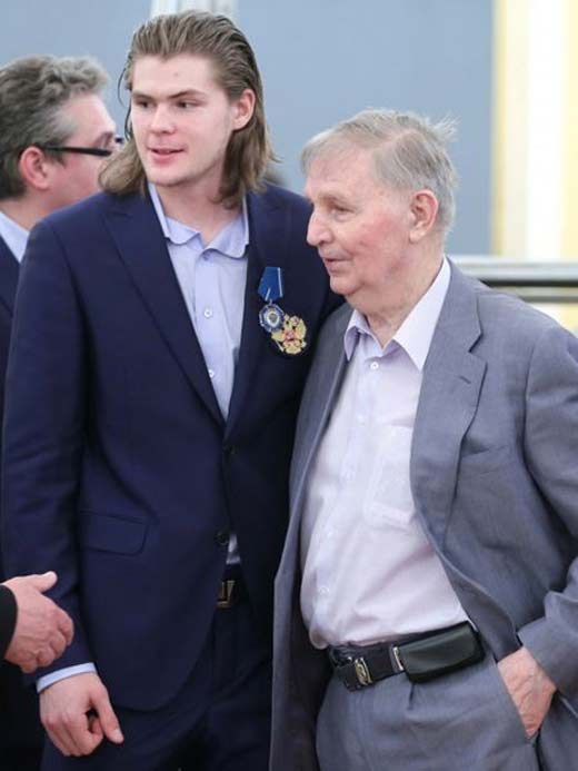 Виктор Тихонов с внуком