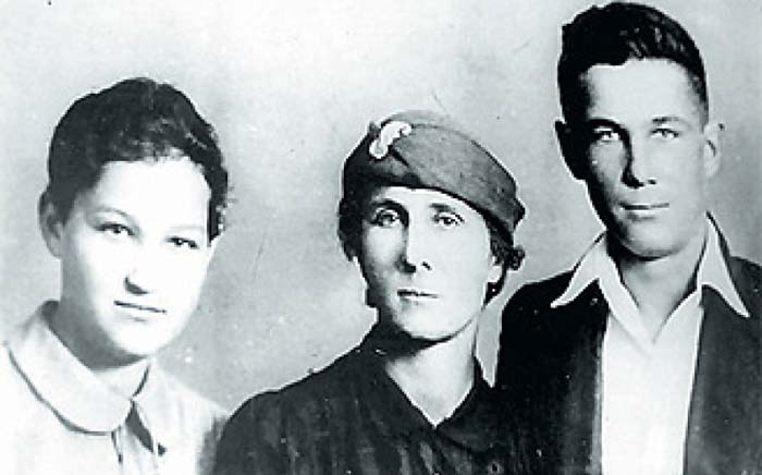 Зоя Космодемьянская с мамой и братом