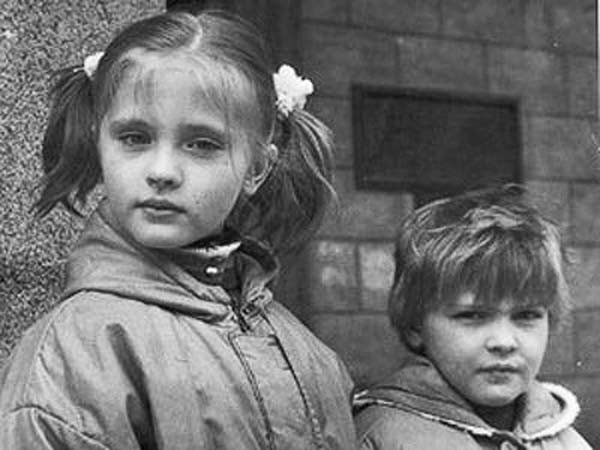 Татьяна Казючиц в детстве с сестрой