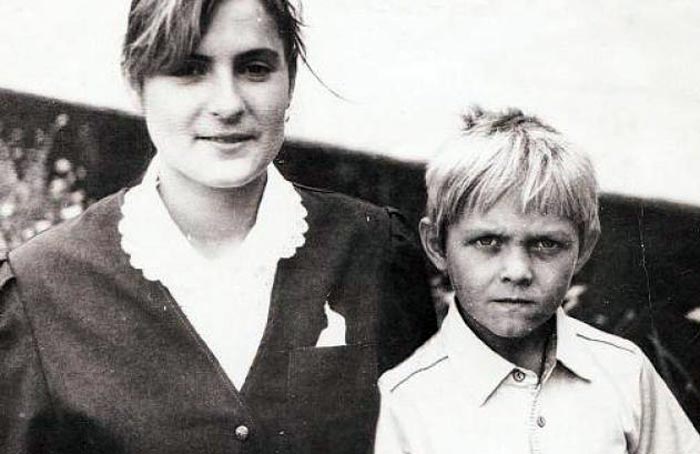 Александр Усик в детстве с мамой