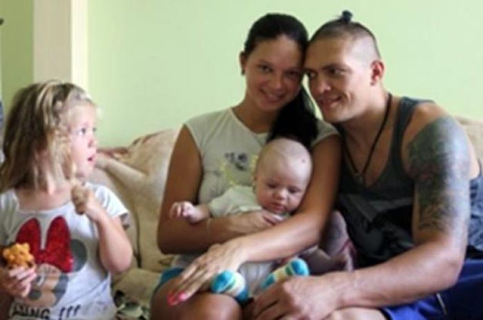 Александр Усик с женой и детьми