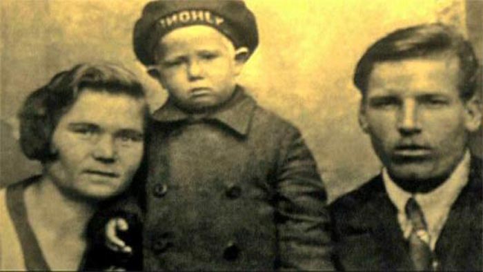 Alexey Leonov v detstve s roditelyami