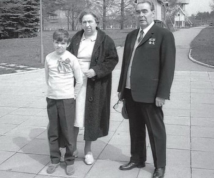 Андрей Брежнев в детстве с дедом и бабушкой