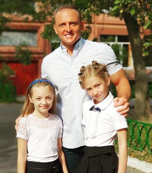 Аскольд Запашный с дочерьми