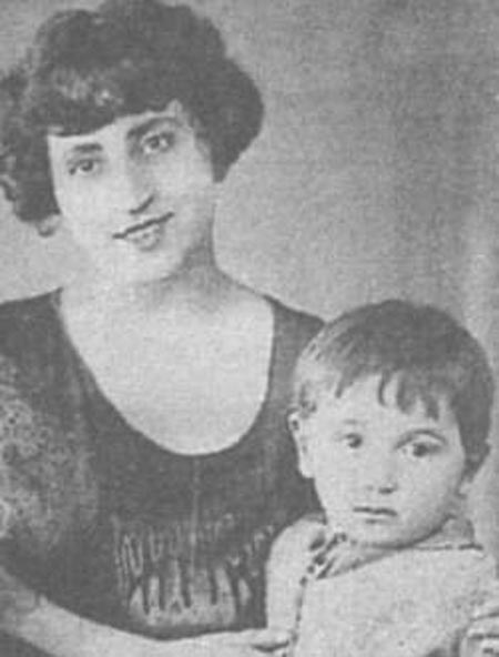 Шарль Азнавур в детстве с мамой