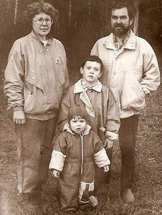 Дина Гарипова в детстве с родителями и братом