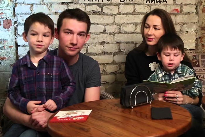 Екатерина Директоренко и Кирилл Емельянов с детьми