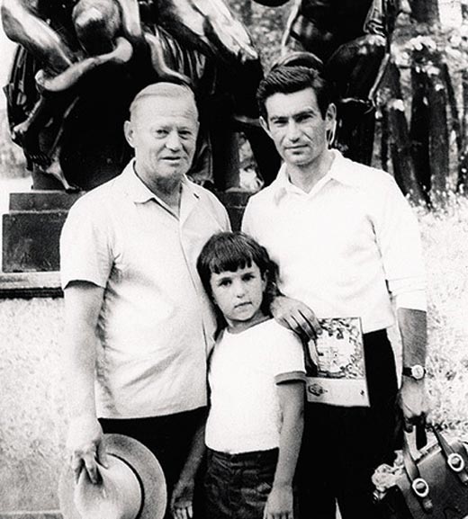 Евгений Гришковец в детстве с отцом и дедом