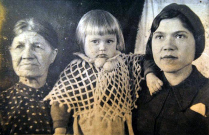 Галина Стаханова в детстве с мамой и бабушкой