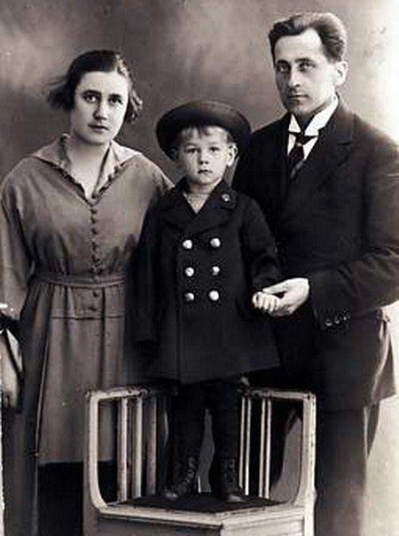 Георг Отс в детстве с родителями