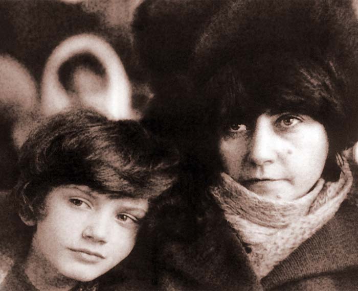 Илья Бачурин в детстве с мамой