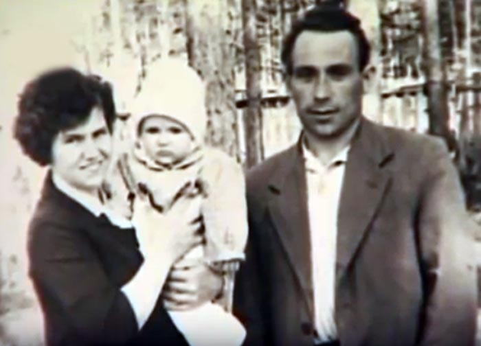 Ирина Бякова в детстве с родителями