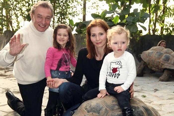 Карел Готт с женой и дочерьми