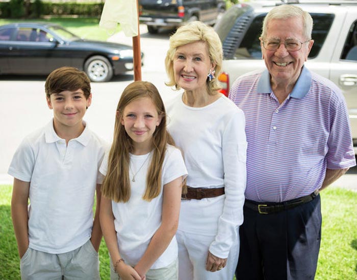 Кэй Бэйли Хатчисон с мужем и детьми