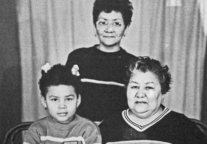 Корнелия Манго в детстве с мамой и бабушкой