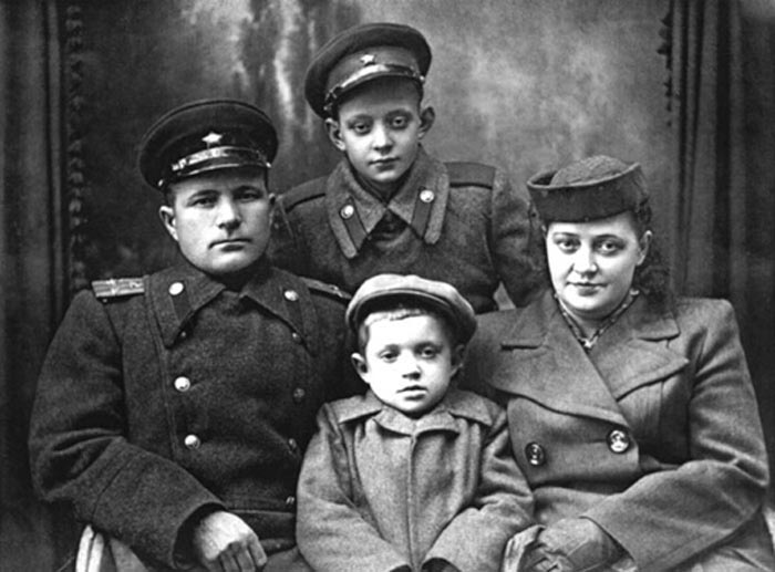 Лев Перфилов в детстве с мамой отчимом и братом