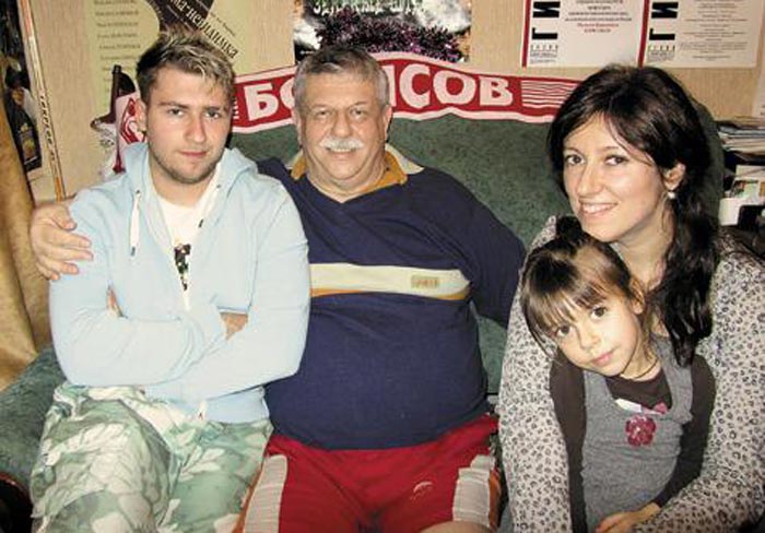 Михаил Борисов с дочерью сыном и внучкой