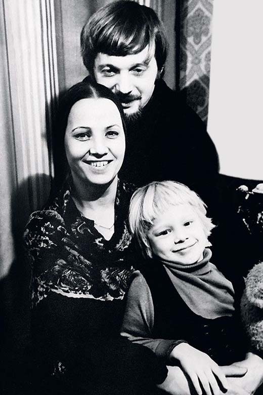 Олеся Рудакова в детстве с родителями