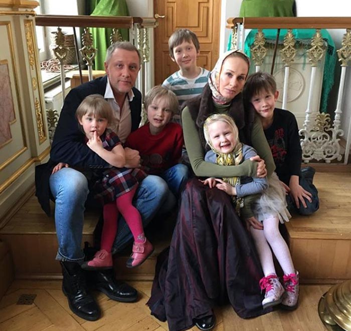Полина Невзорова и Сергей Горобченко с детьми
