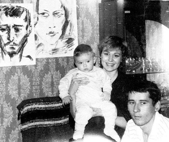 Семен Шкаликов в детстве с родителями