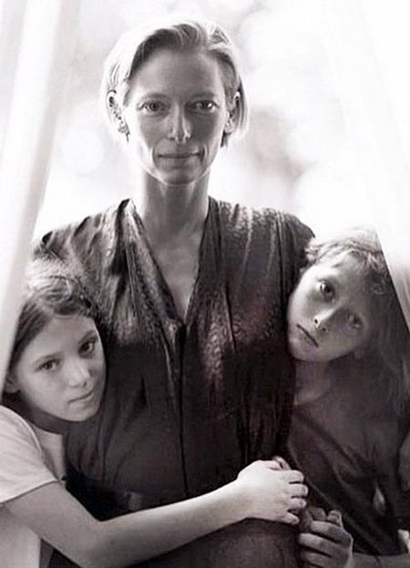 Тильда Суинтон с детьми