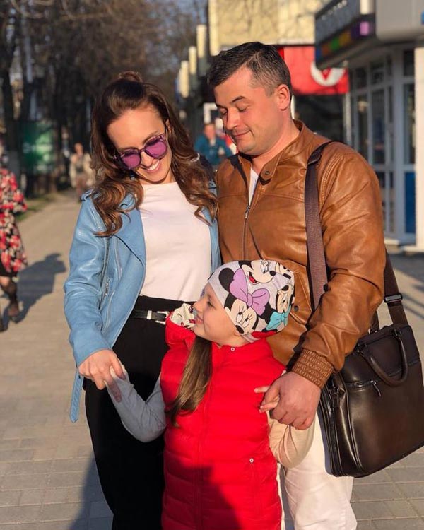 Тимур Гайдуков с женой и дочерью