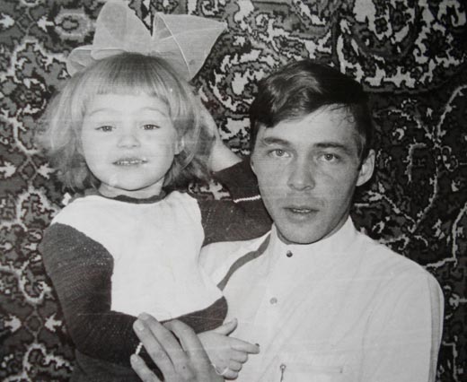 Валентина Зеляева в детстве с отцом
