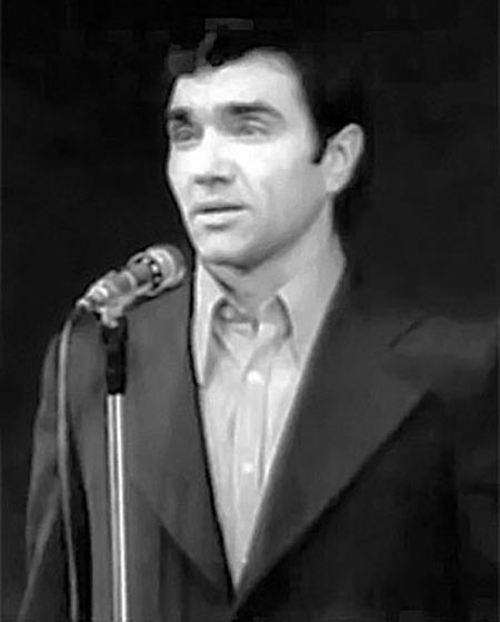 Валерий Чемоданов поет