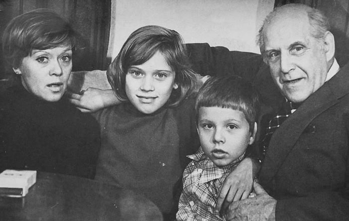 Варвара Владимирова в детстве с родителями