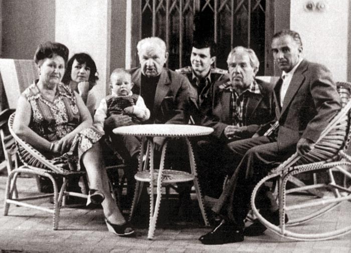 Василий Чуйков с семьей