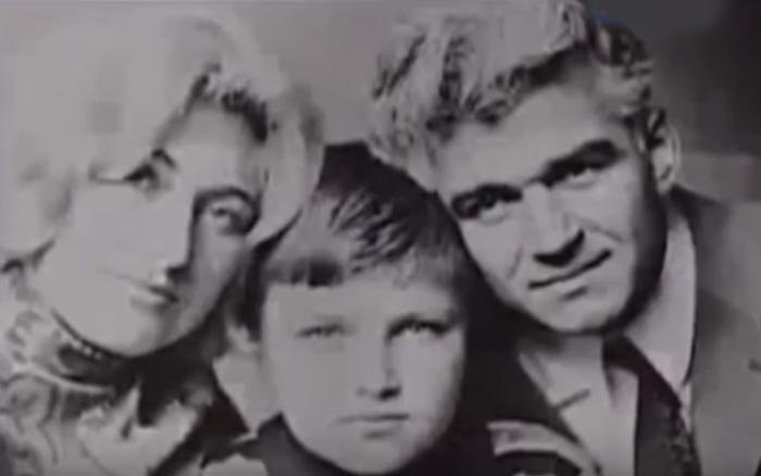 Владимир Турчинский в детстве с родителями